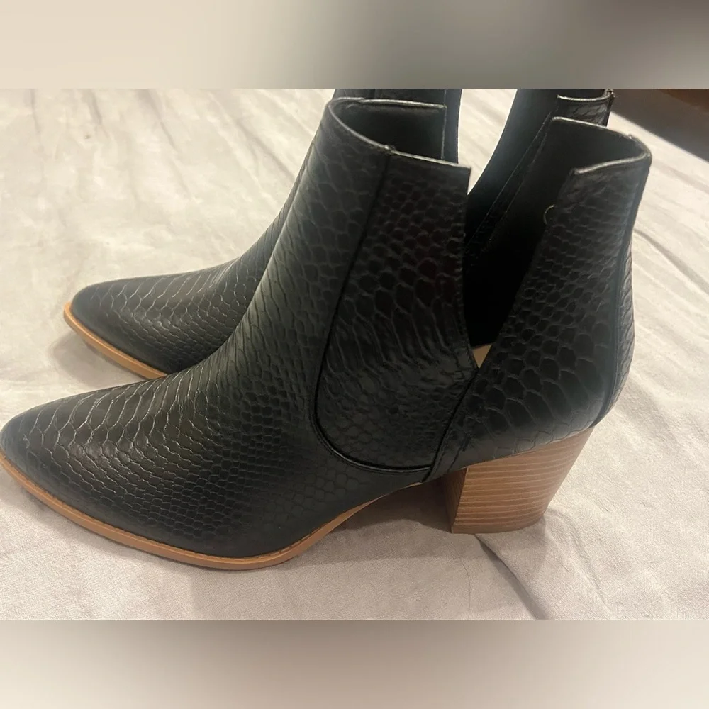 ZBY brand- NEW Womens Black cutout Ankle Booties - Size 11